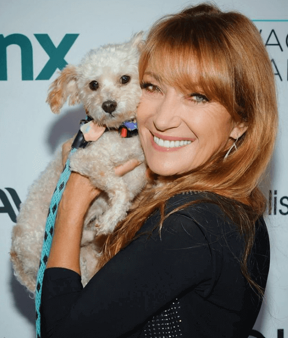 Jane Seymour com franja, um dos penteados recomendados para mulheres com mais de 70 anos.