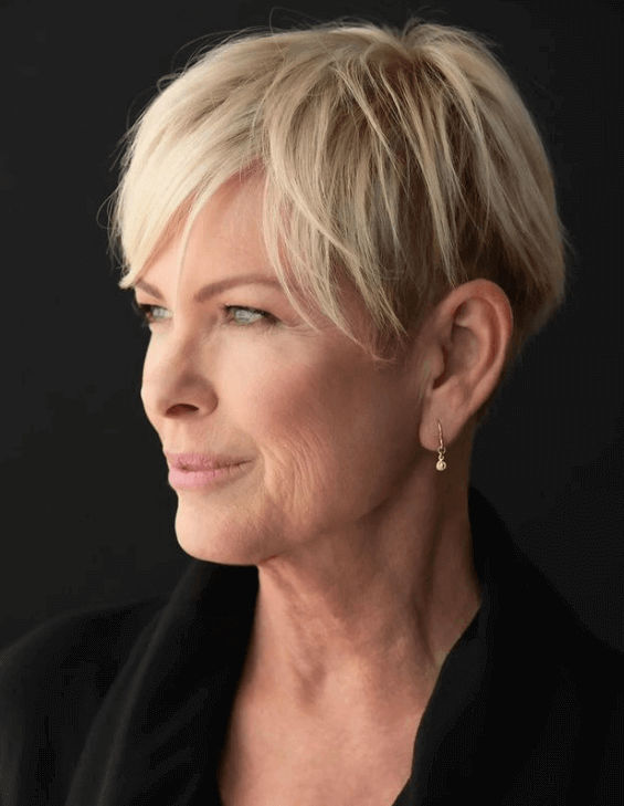 Mulher com corte pixie, um dos melhores penteados para senhoras de 70 anos.