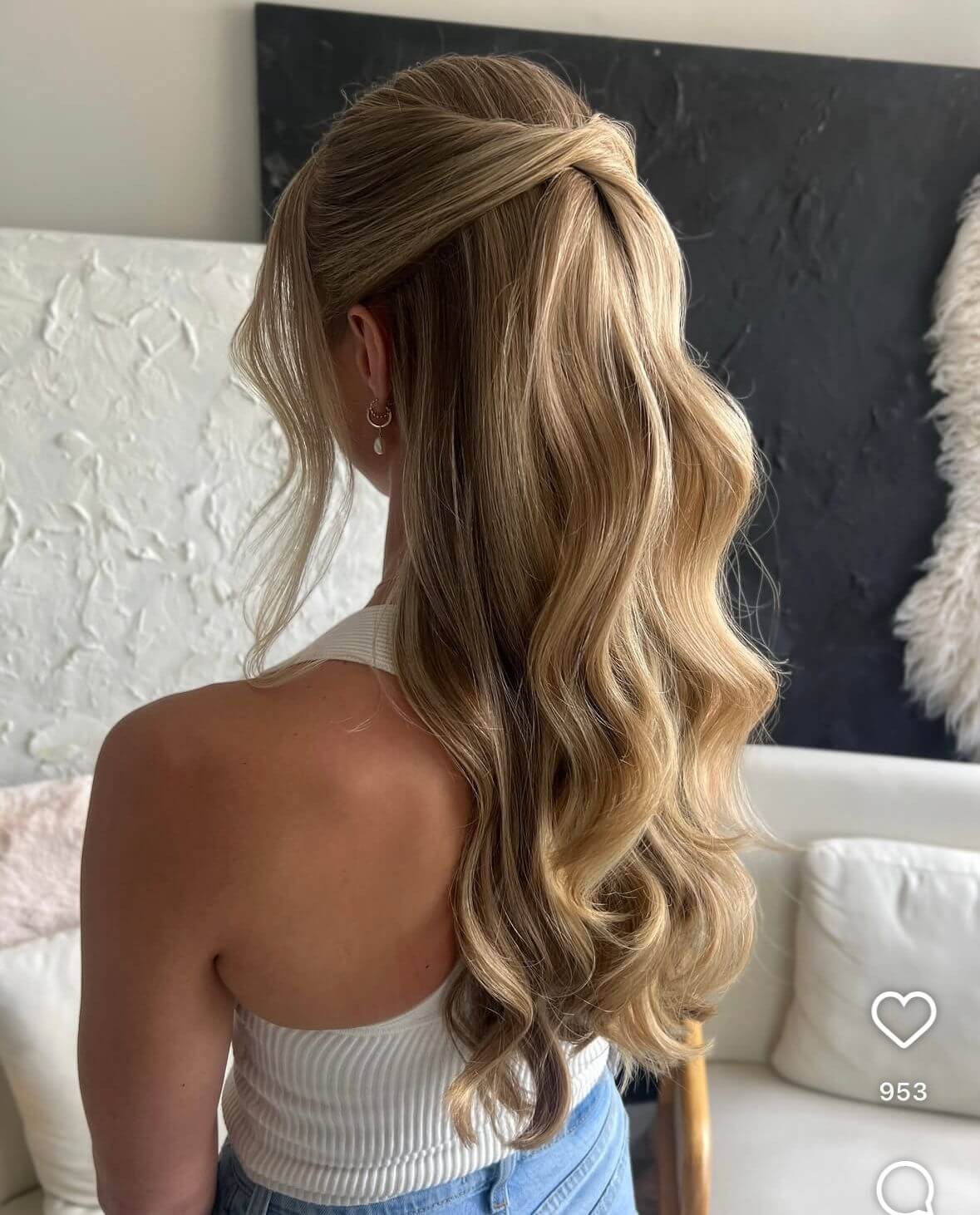 O penteado meio preso meio solto é perfeito para um look escolar fácil.