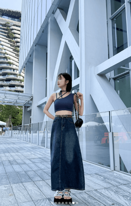 短髮穿搭推薦：造型綁帶上衣＋牛仔長裙
