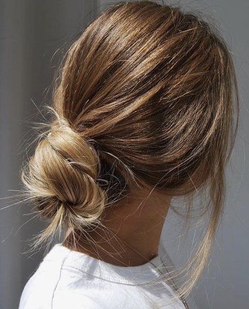 Experimente o coque baixo como penteado para a volta às aulas.