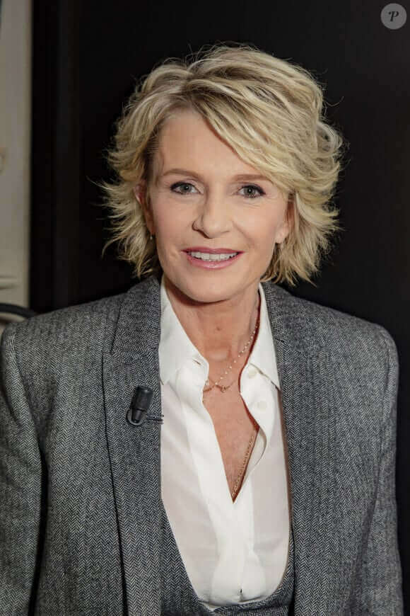 Sophie Davant com um corte curto em camadas, um dos melhores penteados para mulheres com mais de 70 anos.