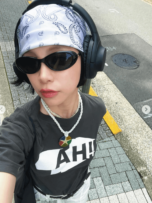 短髮穿搭推薦：個性T恤＋頭巾配飾