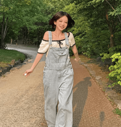 短髮穿搭推薦：甜美寬領上衣＋寬鬆吊帶褲