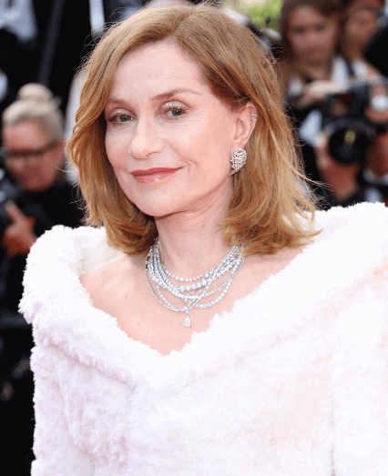 Isabelle Huppert com um bob em camadas, um dos melhores penteados para mulheres com mais de 70 anos.