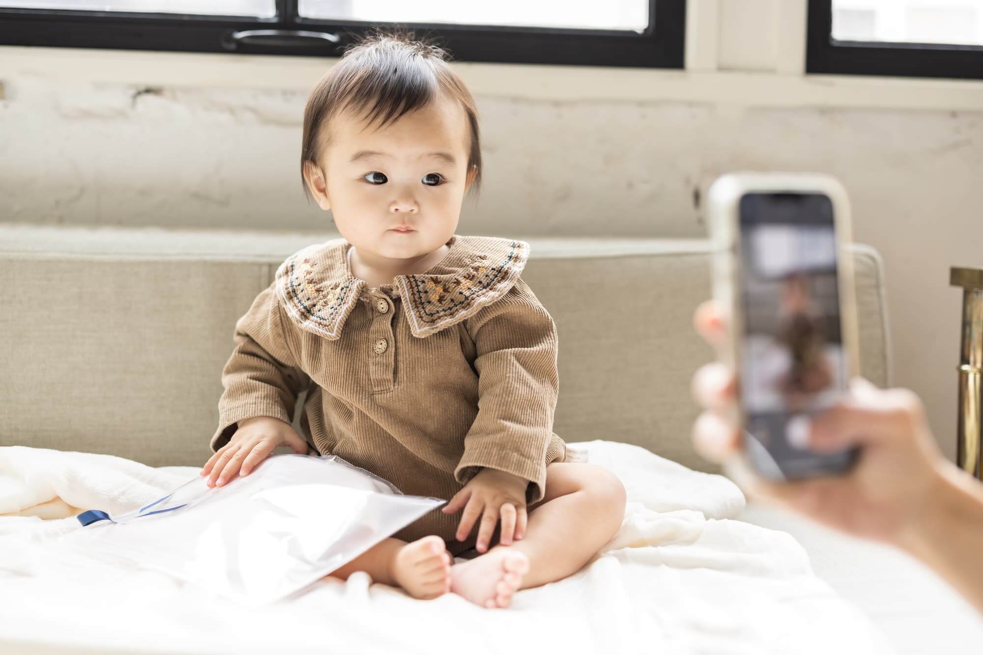 赤ちゃんの写真を撮るイメージ