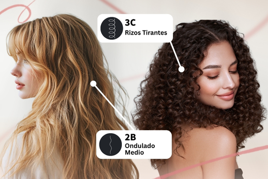 dos mujeres viendo los beneficios de conocer tu tipo de rizo gracias a la ayuda de inteligencia artificial