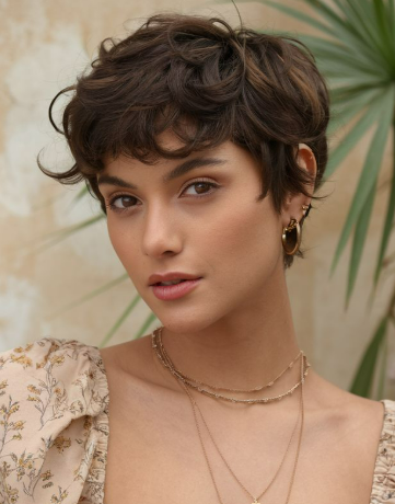 Coupe courte tendance 2025 Automne Femme : pixie bouclé