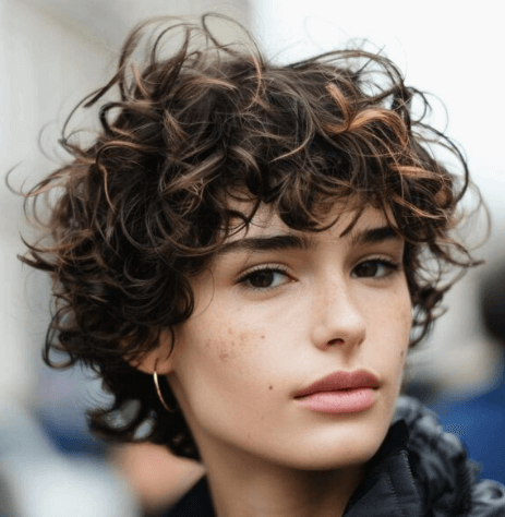 Coiffures Pixie 2025 / Coupe Pixie tendance femme 2025 : Pixie bouclé naturel