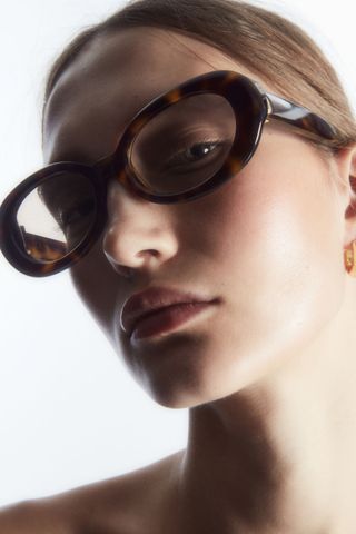 Thick-rimmed glasses with oversized shapes