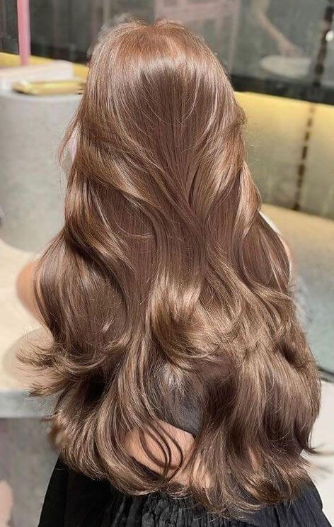 Colore Capelli Autunno Inverno 2025: Mocha Mousse