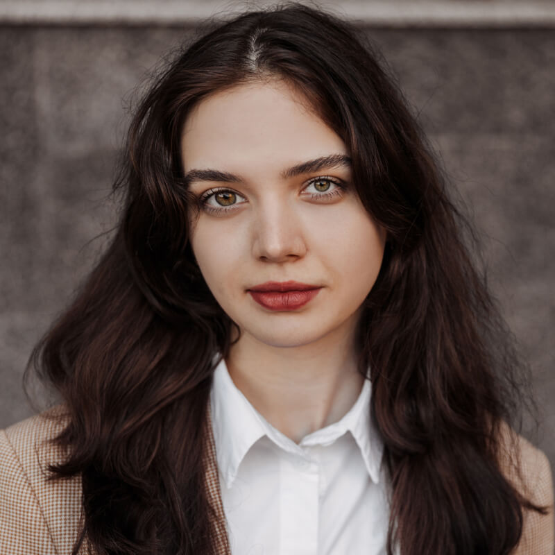 Mulher mostrando como corrigir assimetria facial em foto com aplicativo.