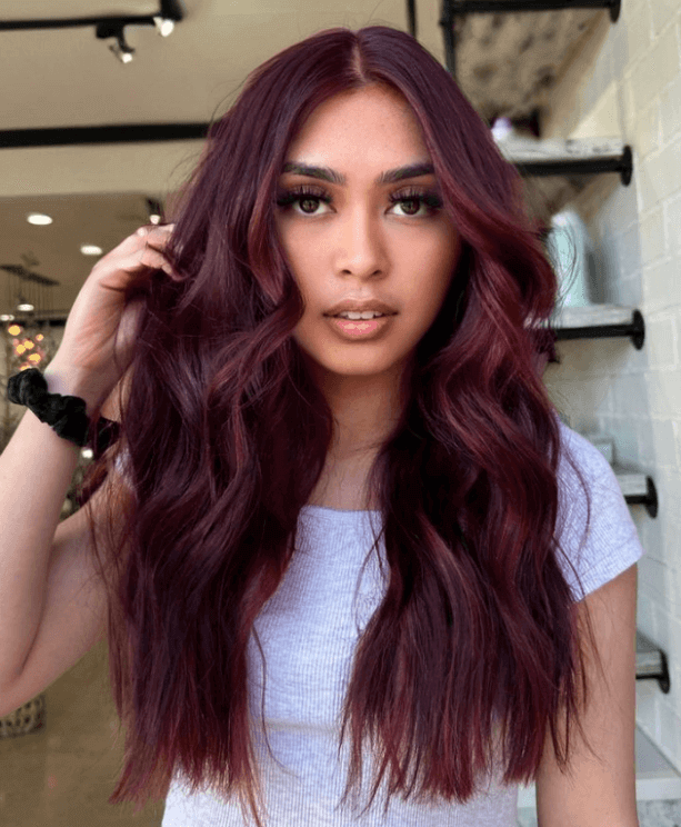 Burgundy : couleur cheveux automne-hiver 2025
