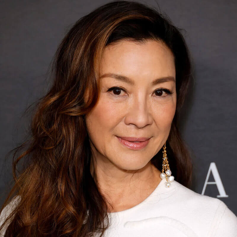 Michelle Yeoh mit eleganten, schulterlangen Wellen, eine zeitlose Frisur für Frauen über 60.