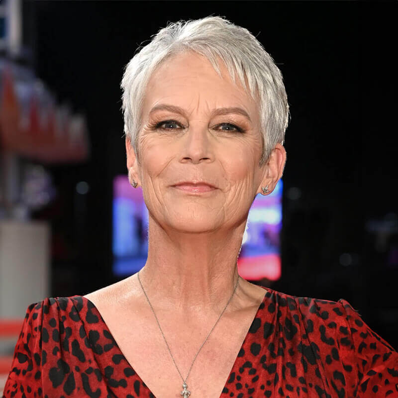 Jamie Lee Curtis mit ihrem ikonischen grauen Pixie Cut, eine moderne Kurzhaarfrisur für Frauen ab 60.