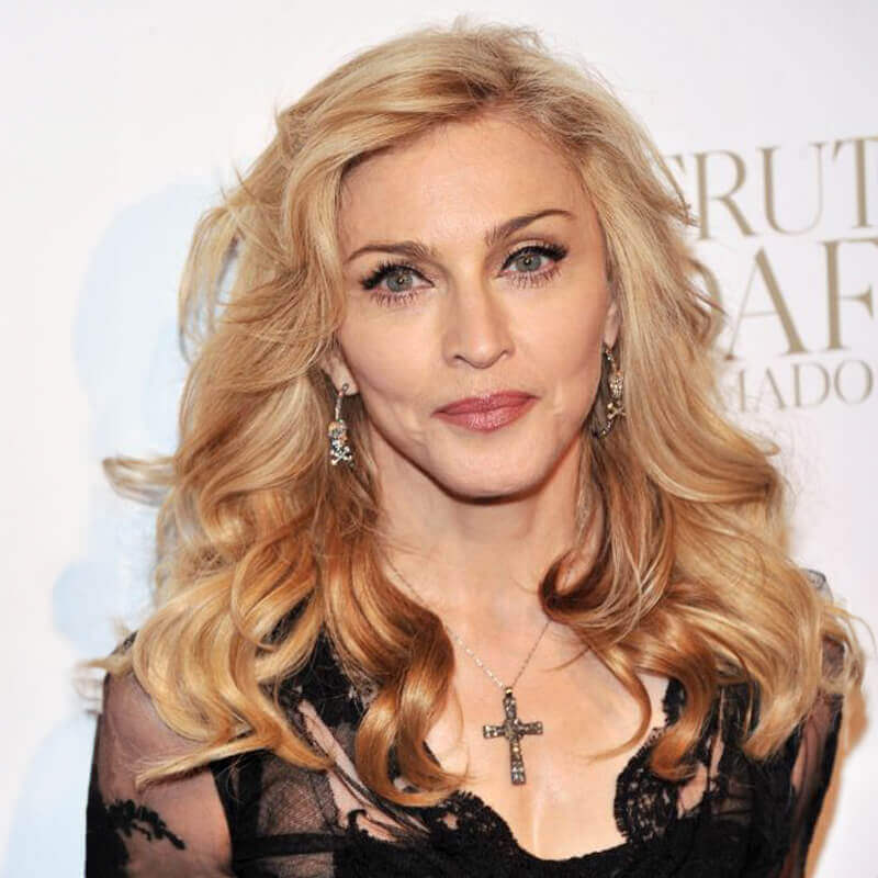 Madonna als Stilikone, die beweist, dass experimentelle Frisuren und Haarfarben in jedem Alter funktionieren.