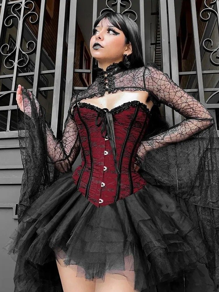 Frau in einem aufwendigen Gothic-Vampir-Kostüm als Halloween-Verkleidung.