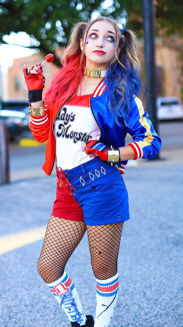 Junge Frau als Harley Quinn verkleidet, eine beliebte Idee für ein Halloween-Kostüm für Damen.