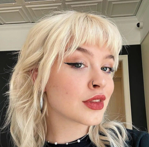 Wolfcut blond polaire tendance 2025