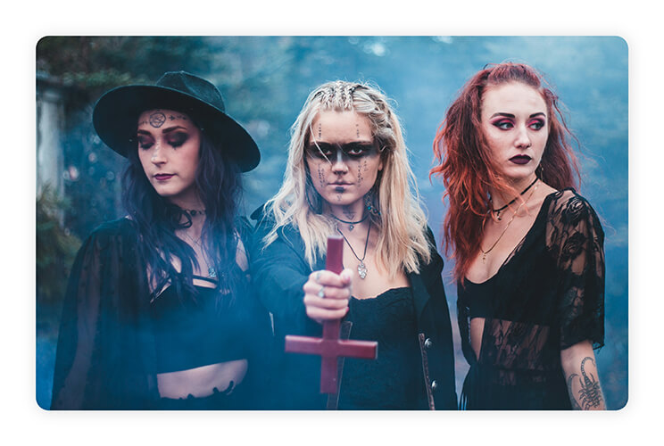 Gruppenfotos & lustige Posen zu Halloween Eine Gruppe von Freunden in Halloween-Kostümen posiert für ein lustiges Foto.