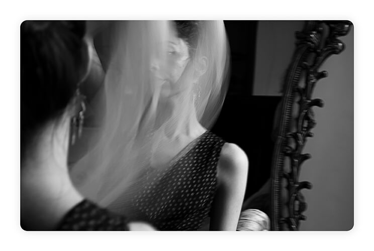 Stimmungsvolle & filmreife Halloween-Fotos Eine stimmungsvolle Halloween-Foto-Idee mit einer Person in einem dunklen Wald.