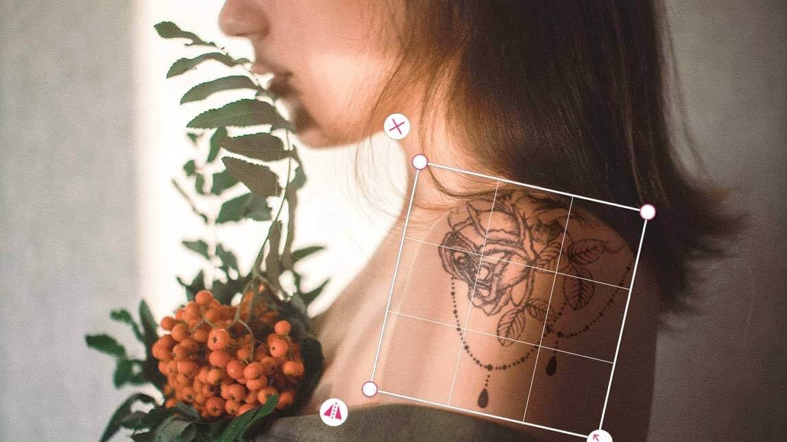 Virtuelles Rosentattoo auf Schulter einer Frau mit Tattoo-App ausprobiert