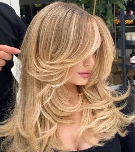 Tendance coupe de cheveux femme été 2025 : coupe papillon Tendance coupe de cheveux femme été 2025 : coupe papillon