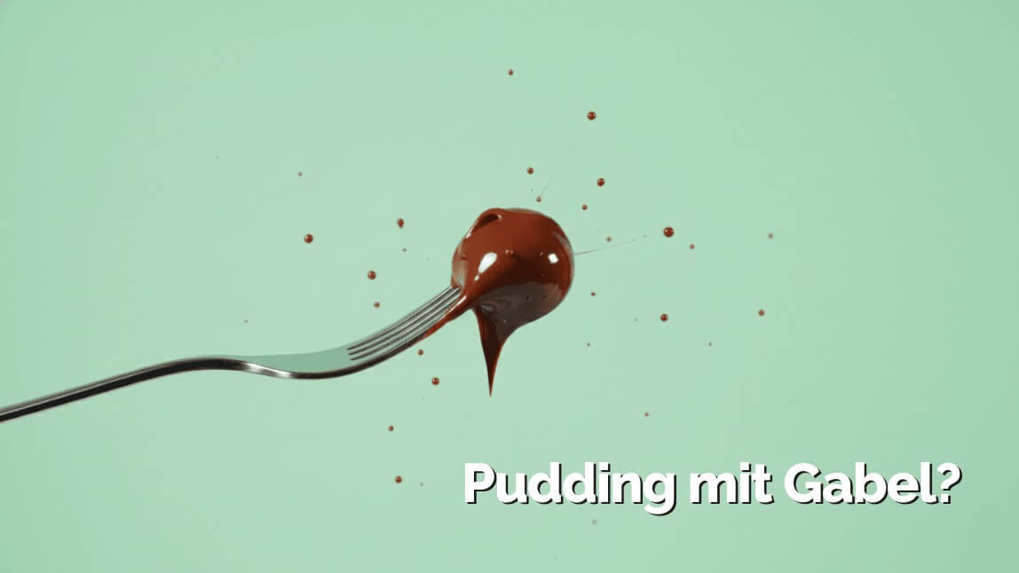 Conni liegt auf dem Boden und benutzt ihren Laptop