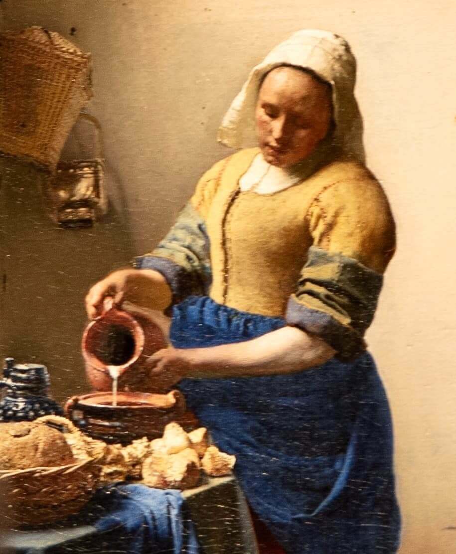 「牛乳を注ぐ女」