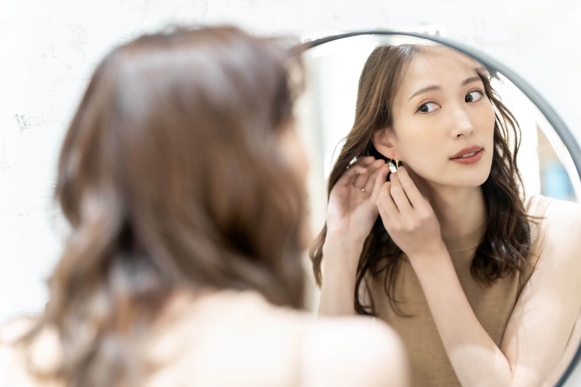 質問⑤普段、顔色を明るく見せてくれると感じるアクセサリーは、どちらですか？