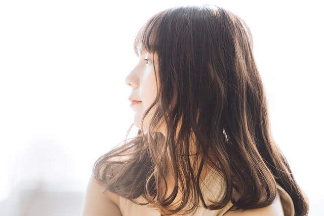 黄みの強い色やビビッドカラーは浮きやすい 黄みの強い色やビビッドカラーは浮きやすい