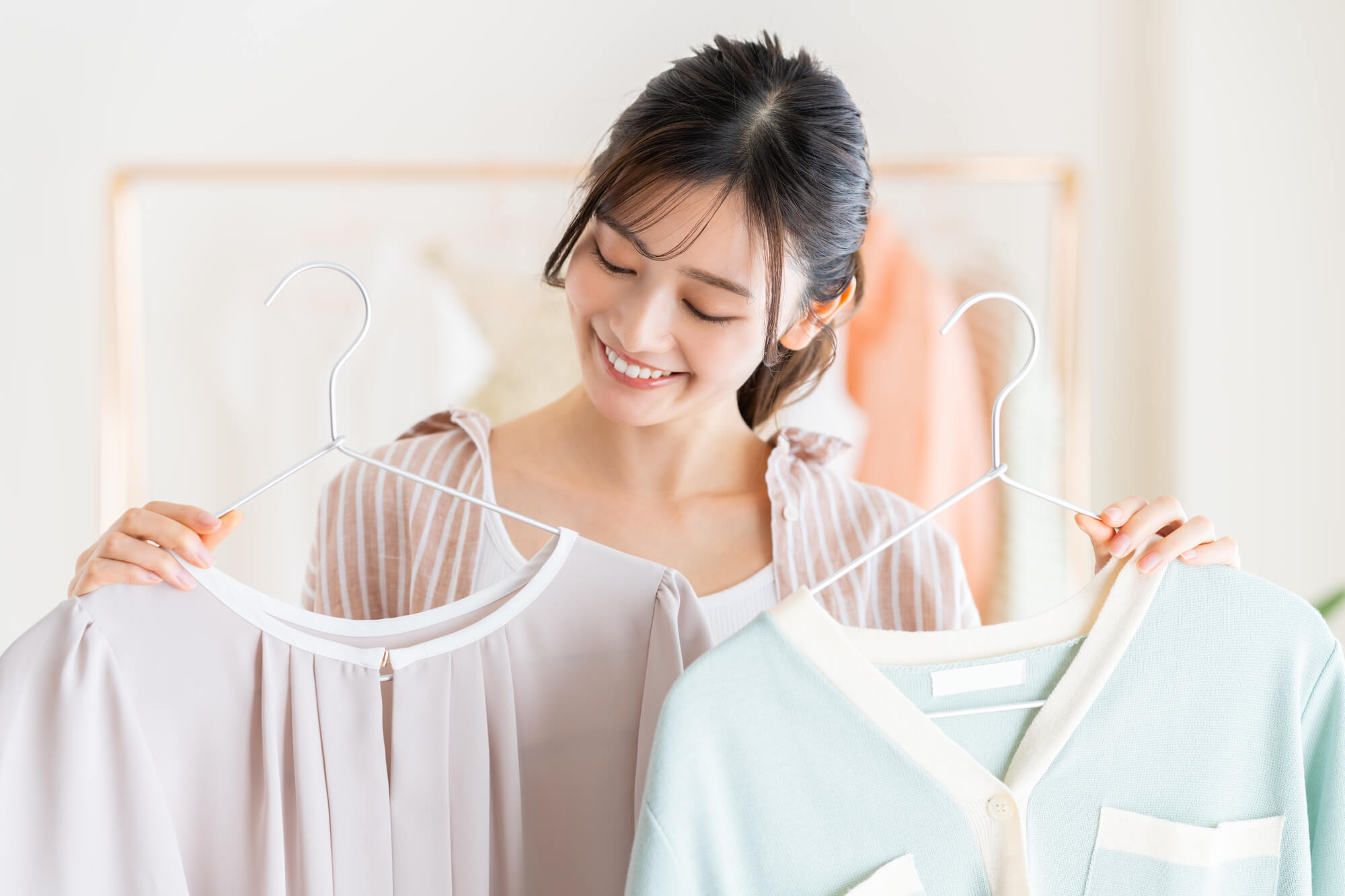 トップスを選ぶイメージ トップスを選ぶイメージ