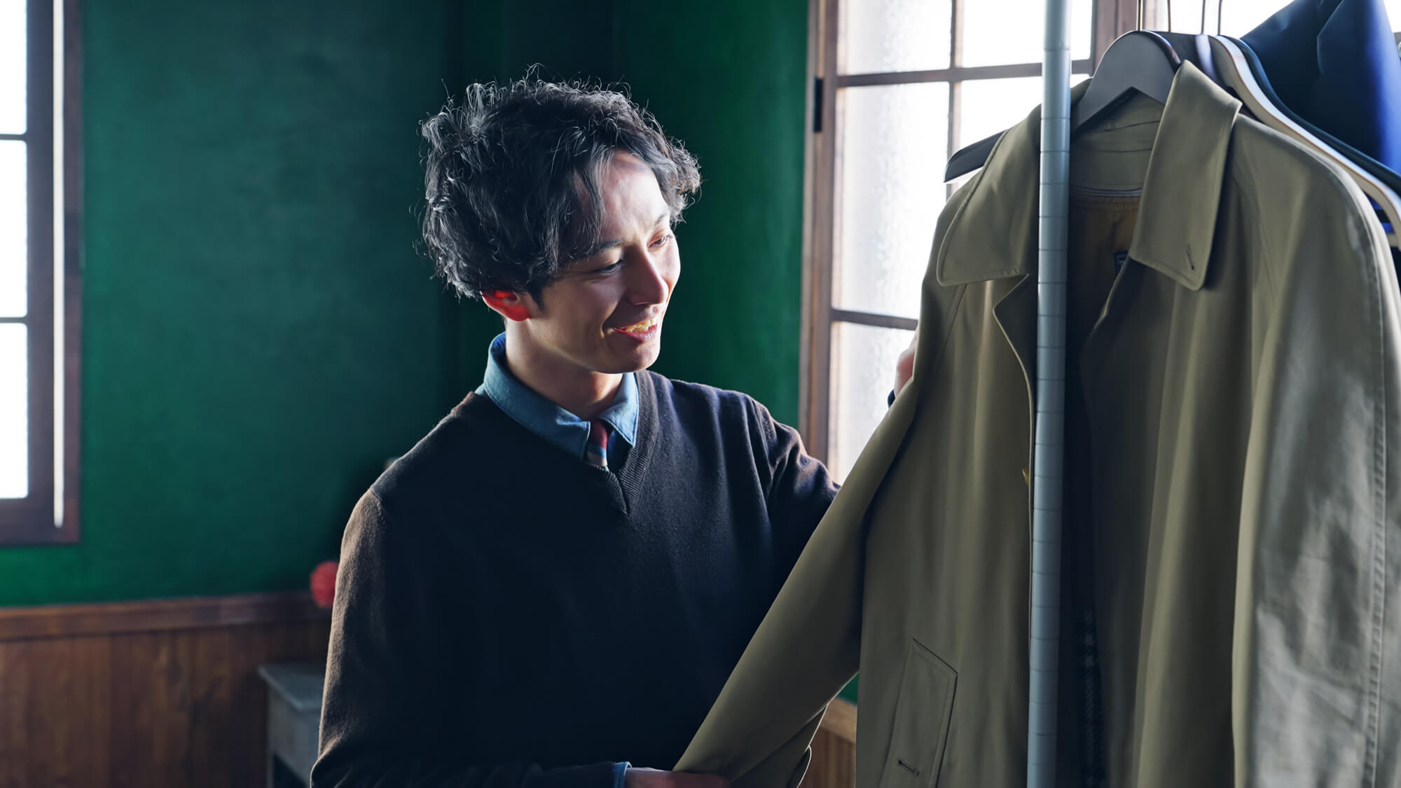 服を選ぶ男性 服を選ぶ男性