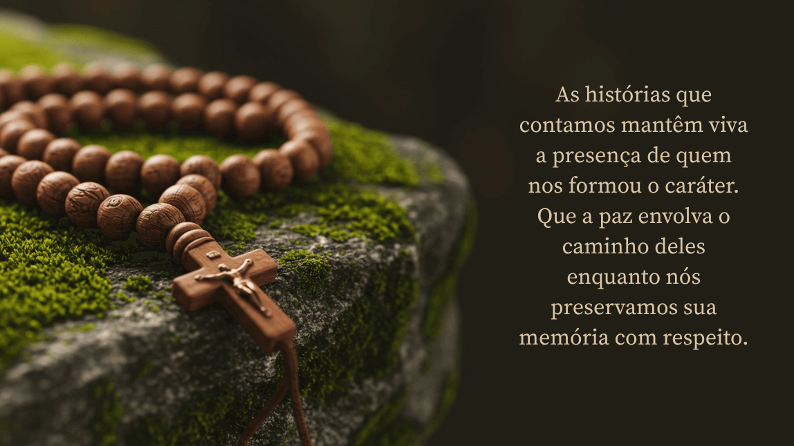 Imagem de Finados com a frase 'As histórias que contamos mantêm viva a presença...' e um terço de madeira, simbolizando fé, paz e memória.