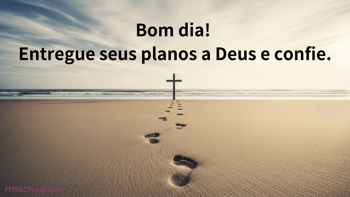 Pegadas na areia da praia que levam até uma cruz fincada na areia. A frase de bom dia é: "Entregue seus planos a Deus e confie."