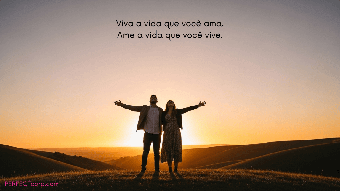 Casal de braços abertos em uma colina ao pôr do sol, com a frase motivacional para a vida: "Viva a vida que você ama. Ame a vida que você vive."