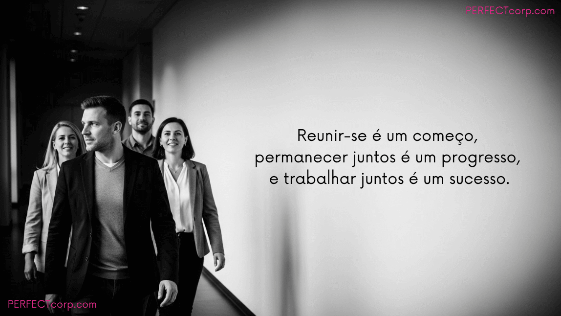 Equipe de trabalho caminhando junta em preto e branco, com a frase de motivação para equipe: "Reunir-se é um começo, permanecer juntos é um progresso, e trabalhar juntos é um sucesso."
