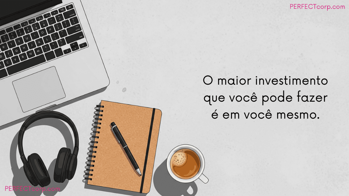 Mesa de trabalho com laptop, fones de ouvido e café, com a frase de autoestima e investimento pessoal: "O maior investimento que você pode fazer é em você mesmo."