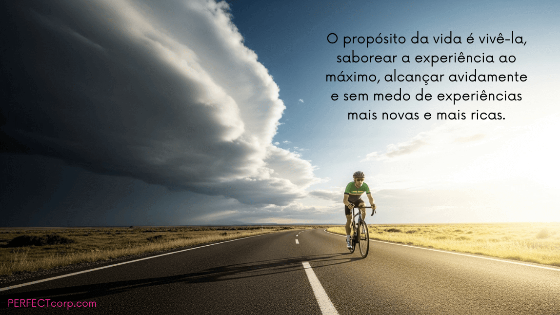 Ciclista em uma estrada com céu dividido entre tempestade e sol, com a frase inspiracional sobre o propósito da vida: "O propósito da vida é vivê-la, saborear a experiência ao máximo, alcançar avidamente e sem medo de experiências mais novas e mais ricas."