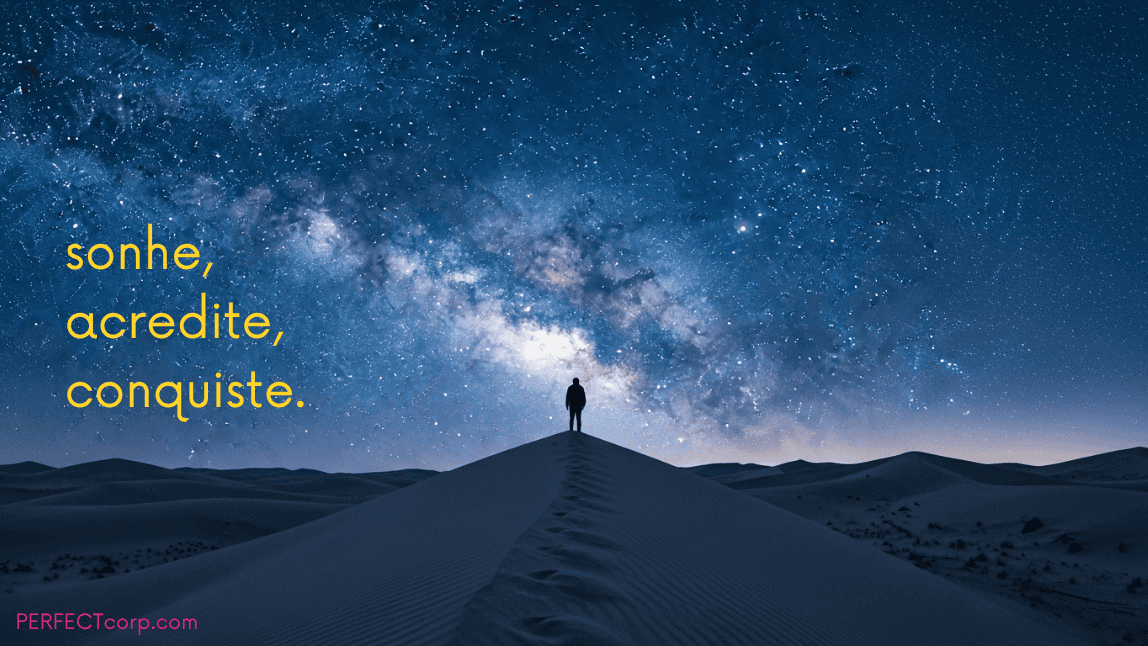 Pessoa em pé em uma duna de areia sob a Via Láctea, ilustrando a mensagem de motivação e sonhos: "sonhe, acredite, conquiste."