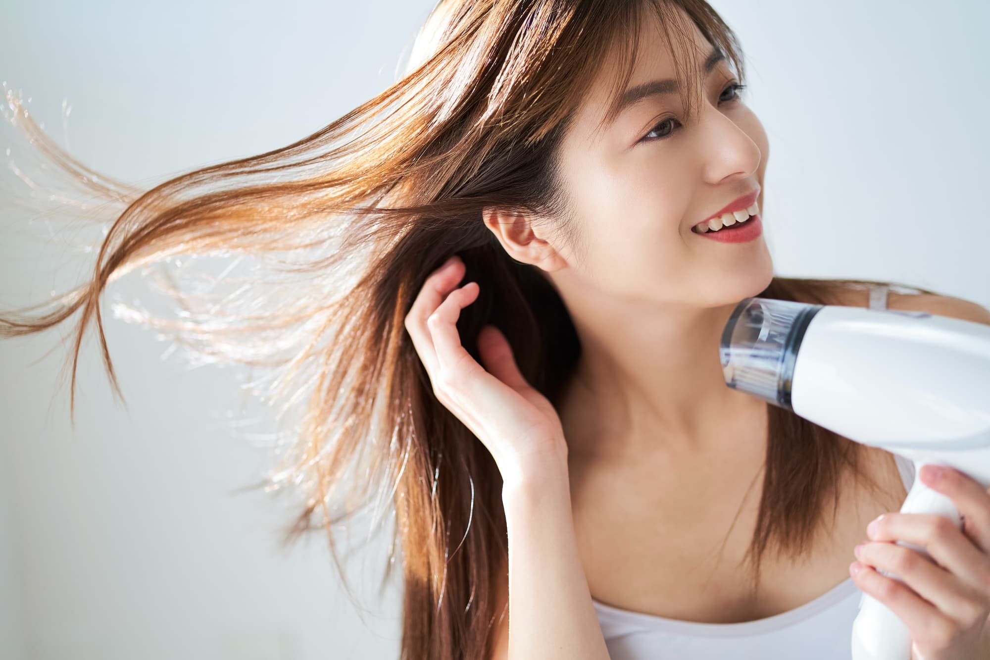 根元から毛先に向かってドライヤーをかける 根元から毛先に向かってドライヤーをかける