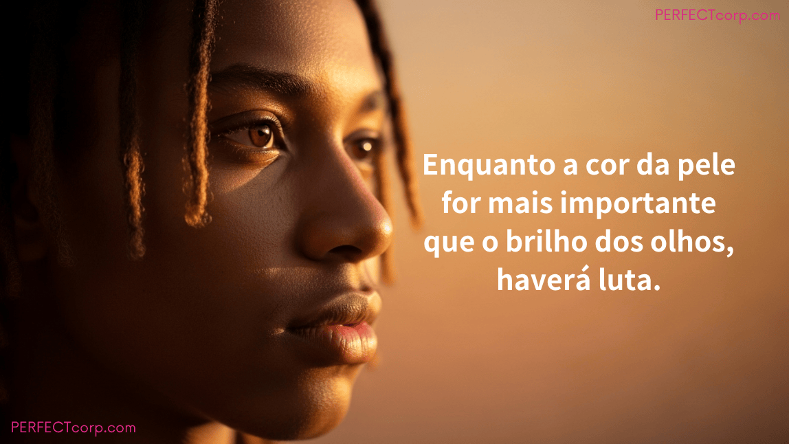 Close do rosto de uma jovem pessoa negra com dreads, olhando para o horizonte, com a frase de reflexão sobre racismo: "Enquanto a cor da pele for mais importante que o brilho dos olhos, haverá luta."