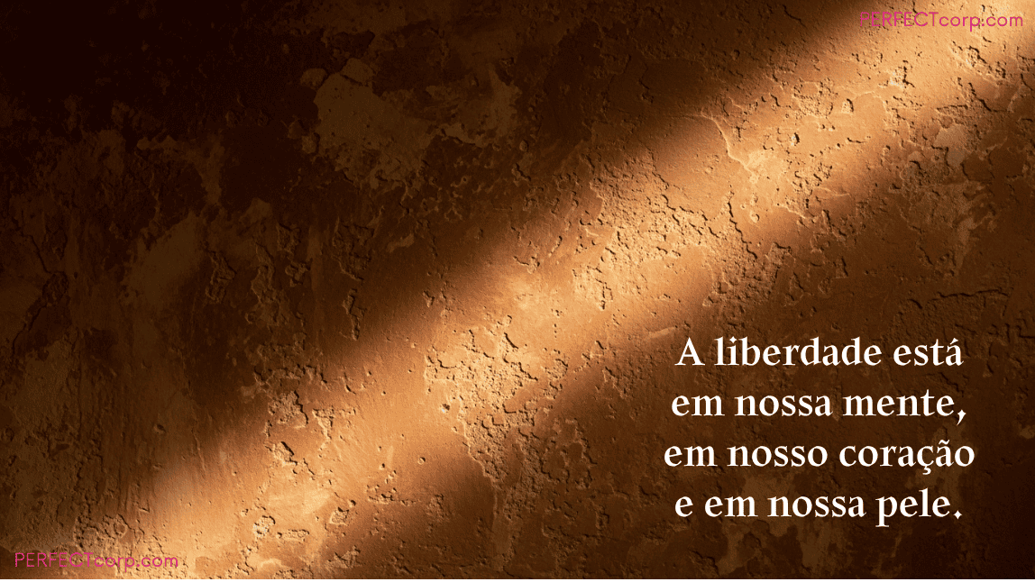 Imagem com textura que remete à pele e à terra, com a frase de reflexão sobre liberdade e identidade: "A liberdade está em nossa mente, em nosso coração e em nossa pele."