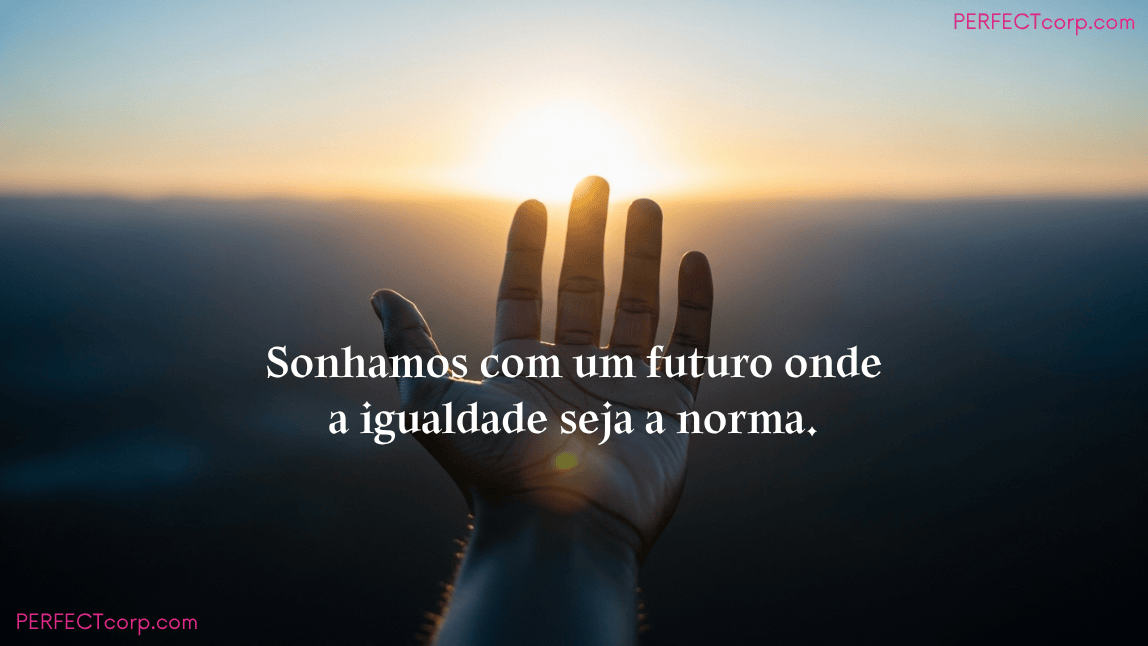 Mão estendida em direção ao sol nascente, simbolizando esperança e um novo começo, com a frase para o Dia da Consciência Negra: "Sonhamos com um futuro onde a igualdade seja a norma."
