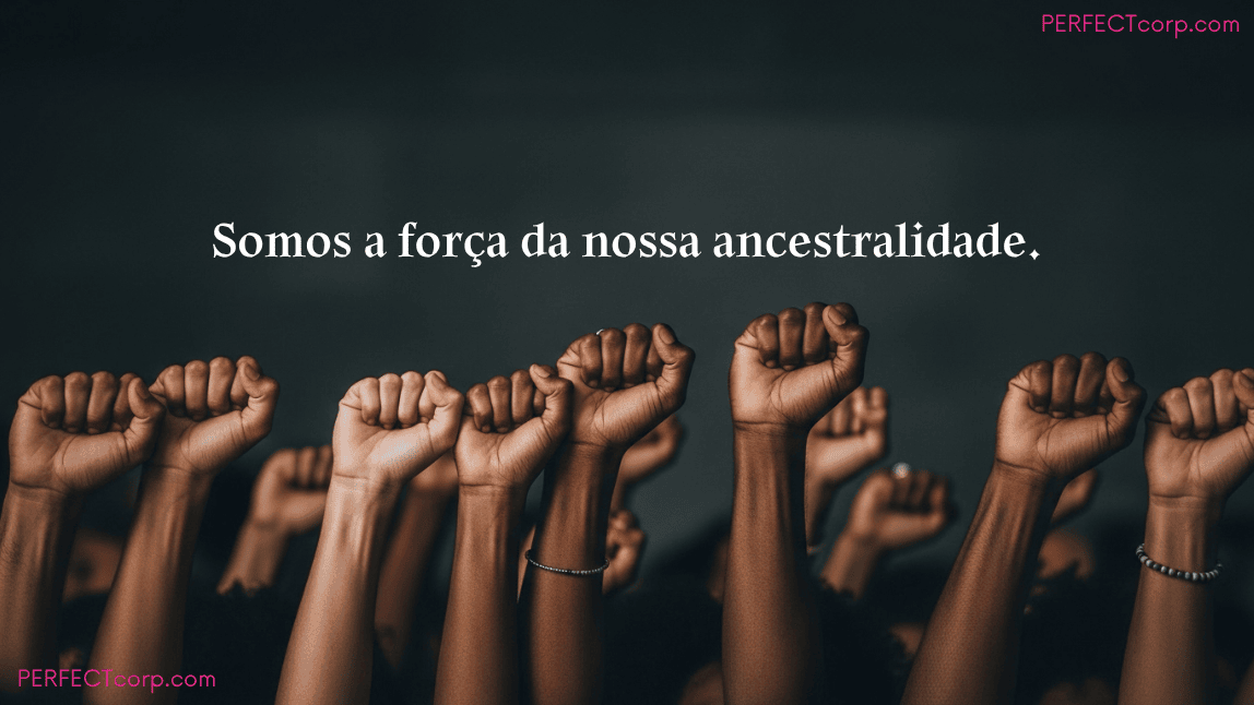 Vários punhos negros cerrados e erguidos em sinal de união, força e luta, com a mensagem de orgulho e ancestralidade: "Somos a força da nossa ancestralidade", ideal para o Dia da Consciência Negra.