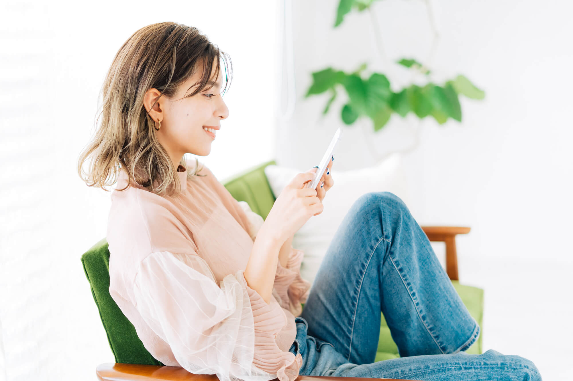 SNSを見ているイメージ