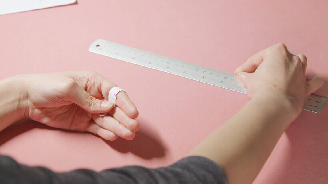 Misurazione anelli: metro o nastrino Misurazione anelli: metro o nastrino