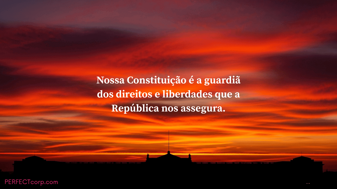 Frase sobre a Constituição como guardiã dos direitos na República, com a silhueta de um palácio governamental contra um céu avermelhado.