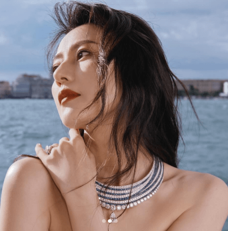 方臉髮型推薦 : 法式蓬鬆中長髮 方臉髮型推薦 : 法式蓬鬆中長髮