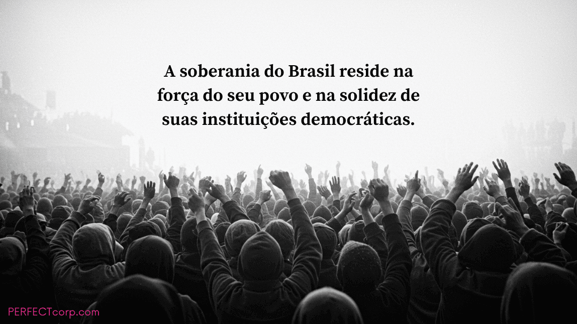 Imagem em preto e branco de uma multidão com punhos erguidos, ilustrando a força do povo, com uma mensagem sobre a soberania e a democracia no Brasil.